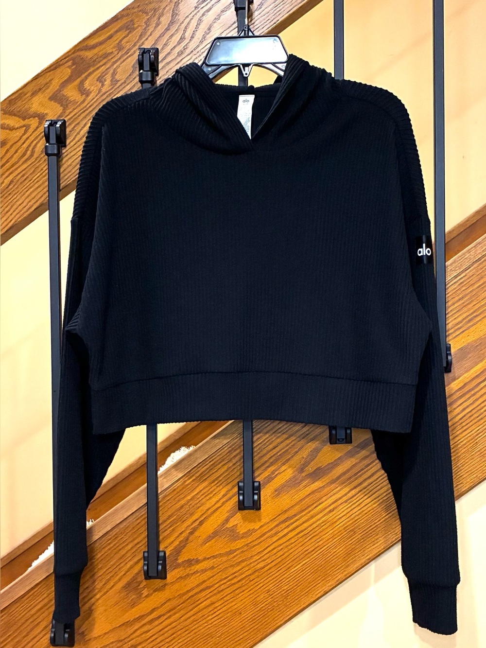 Alo Yoga Muse Hoodie cropped logo long sleeve textured black SZ. Small